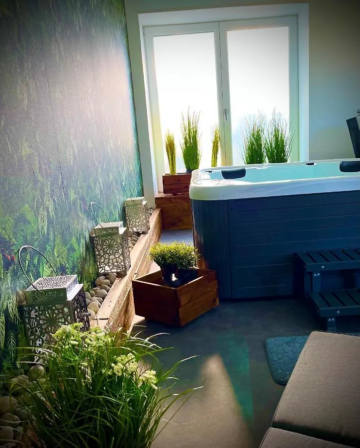 بيت ضيافة Le Manoir Des Haies Spa Les Champs-Géraux