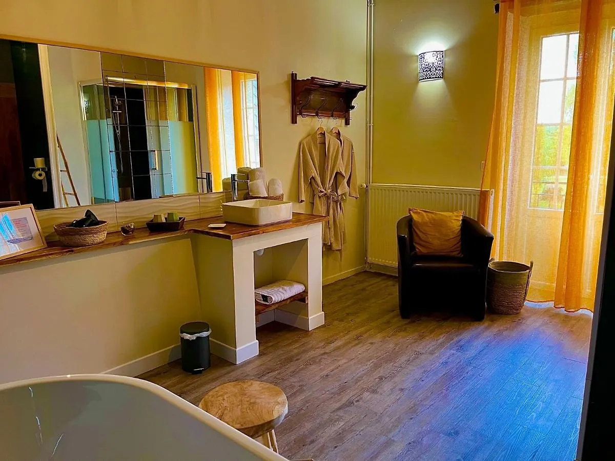 بيت ضيافة Le Manoir Des Haies Spa Les Champs-Géraux فرنسا